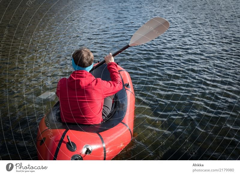 Junger Mann in einem roten Boot auf einem See, Norwegen Abenteuer Wassersport Bildung Wissenschaften Jugendliche 1 Mensch Natur Frühling Sommer Schlauchboot