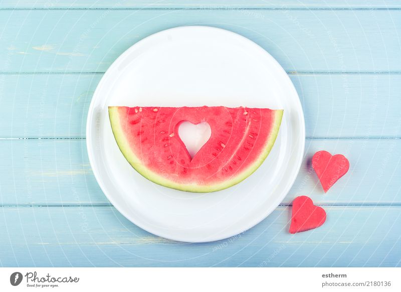 Wassermelone mit herzförmigen Stücken Lebensmittel Frucht Dessert Ernährung Essen Frühstück Mittagessen Geschirr Lifestyle Gesundheit Wellness Herz Diät Fressen