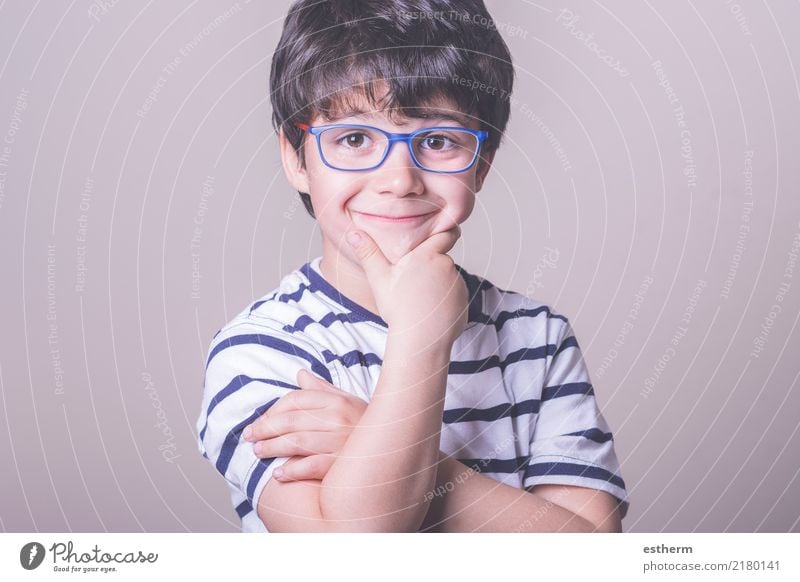 lächelnd Junge mit Brille Lifestyle Freude Gesundheitswesen Wellness Leben Mensch maskulin Kind Kleinkind Kindheit 1 3-8 Jahre Fitness Lächeln lachen Blick