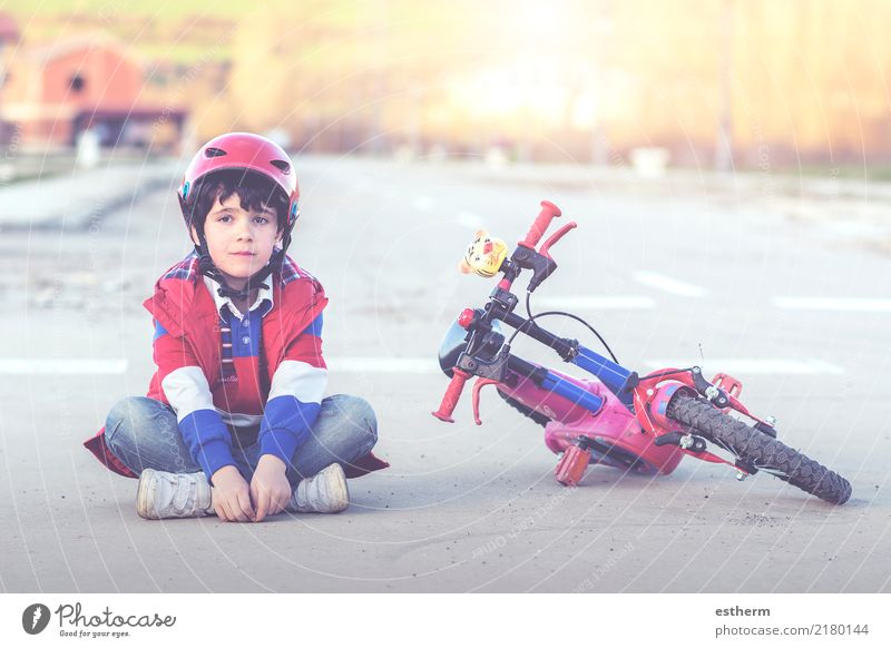 Junge auf dem Boden sitzend mit Fahrrad Lifestyle Freizeit & Hobby Sport Fahrradfahren Mensch maskulin Kind Kleinkind Kindheit 1 3-8 Jahre Wegkreuzung
