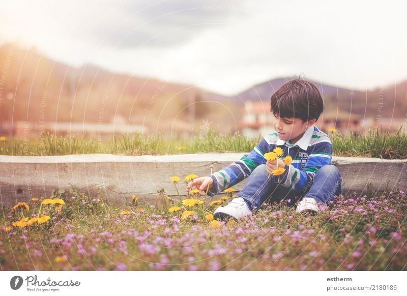 Glückliches Kind mit Blumen im Frühjahr Freude Wellness Ferien & Urlaub & Reisen Abenteuer Freiheit Mensch maskulin Kleinkind Kindheit 1 3-8 Jahre Umwelt Natur