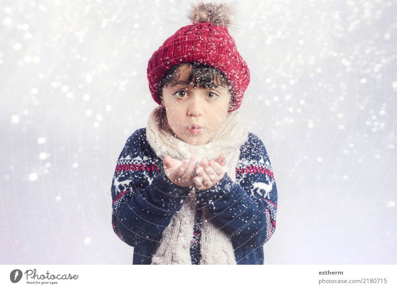 Kind bläst Schnee an Weihnachten Lifestyle Freude Winter Winterurlaub Veranstaltung Feste & Feiern Weihnachten & Advent Silvester u. Neujahr Mensch Kleinkind 1