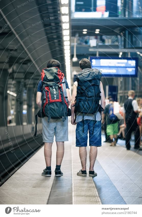 Zwei Teenager mit Rucksack am Bahnhof in Berlin Mensch maskulin Junge Junger Mann Jugendliche Leben 2 13-18 Jahre Stadt Hauptstadt Gleise Verkehr