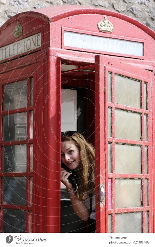 PULL - Lächeln aus englischer Telefonzelle Ferien & Urlaub & Reisen Mensch Junge Frau Jugendliche 1 Großbritannien Metall Blick rot Freude offen hell England