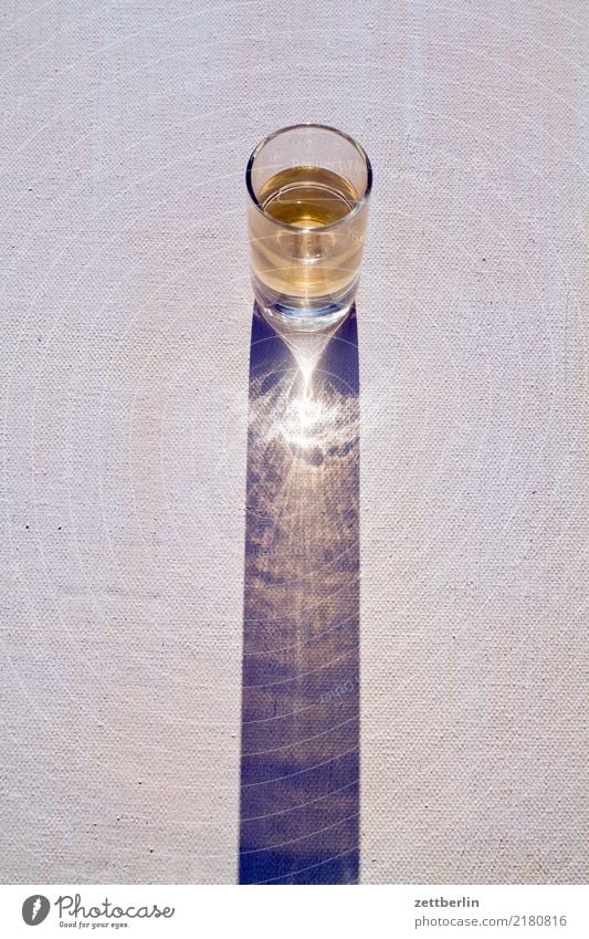 Likörchen? Spirituosen Schnapsglas Alkohol Sucht Gastronomie Getränk Glas Licht Textfreiraum Schatten Tisch Tischplatte trinken Wasser Menschenleer Lichtspiel