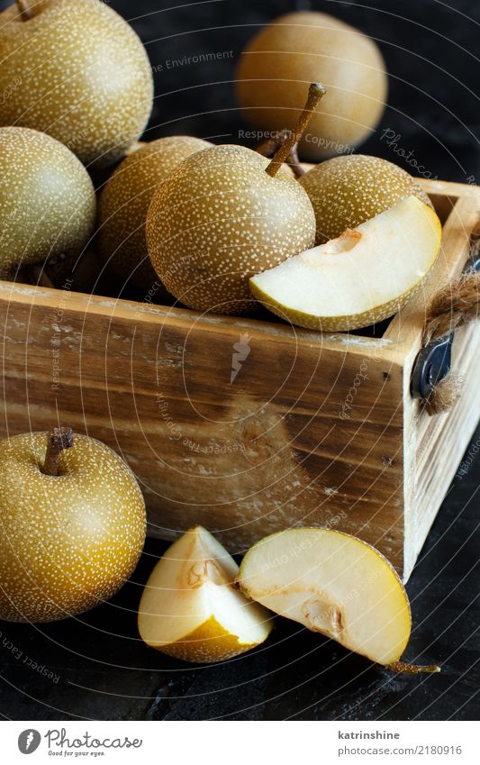 Nashi Pears (Apfel Birnen oder asiatische Birnen) in einer Box Frucht Dessert Vegetarische Ernährung alt dunkel frisch lecker retro gelb Lebensmittel Japanisch
