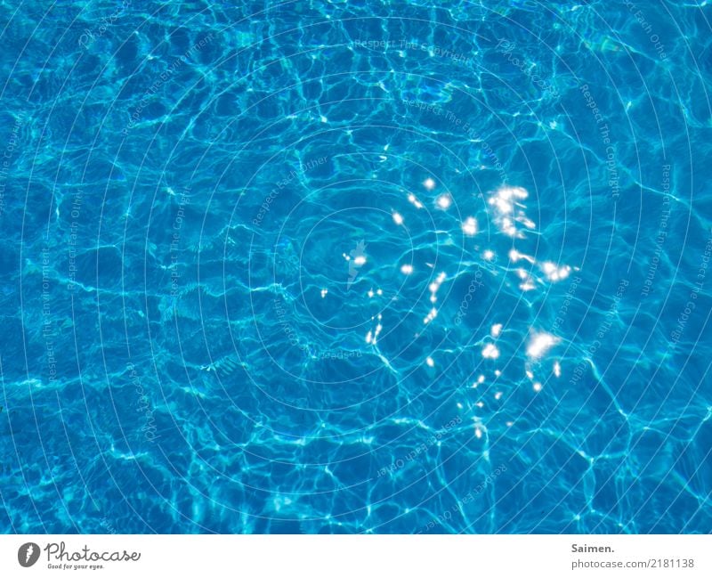 Kühles Nass Pool Schwimmende nass Ferien blau Schwimmbad baden Badespass sommerferien glitzern