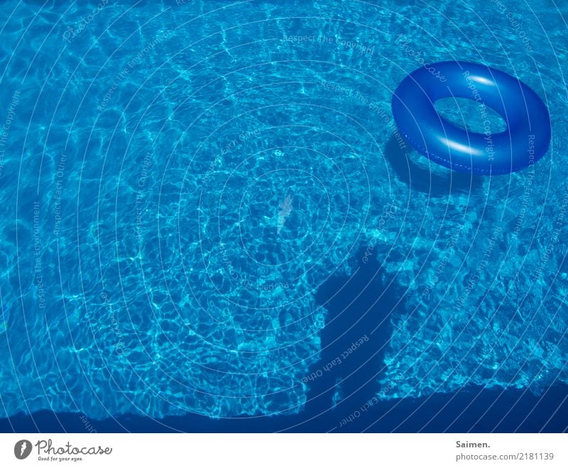 Schatten im Blau blau Wasser nass Schwimmring Schwimmreifen Pool Schwimmende Urlaub Ferien Spass