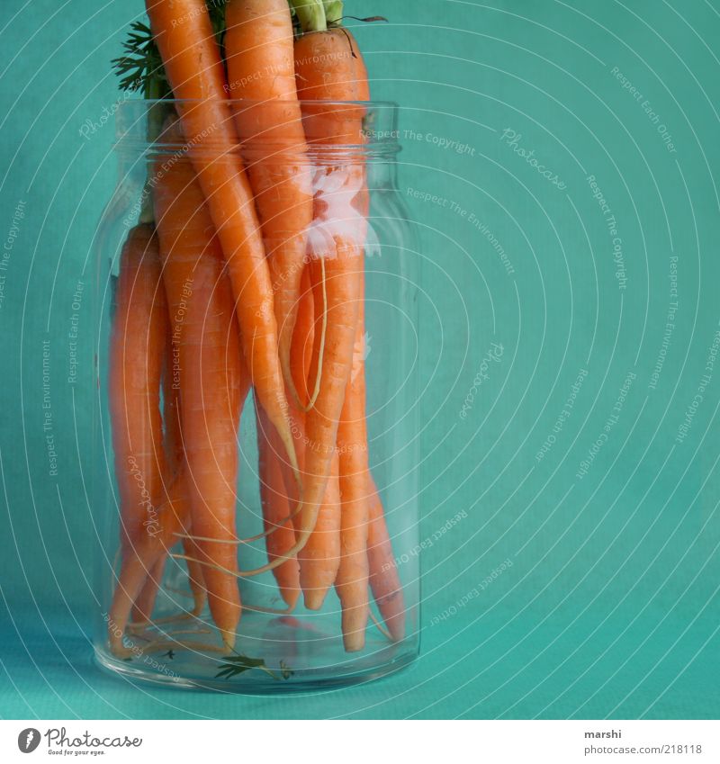voll bio Lebensmittel Gemüse Ernährung Möhre Glas blau orange Bioprodukte Vitamin Farbfoto Innenaufnahme aufbewahren außergewöhnlich mehrere Menschenleer