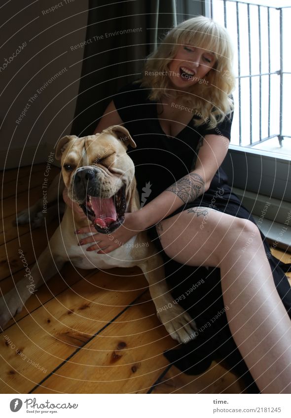 Lilly Raum Dielenboden feminin Frau Erwachsene 1 Mensch Balkon Kleid Tattoo blond langhaarig Tier Hund Tiergesicht beobachten berühren Bewegung festhalten