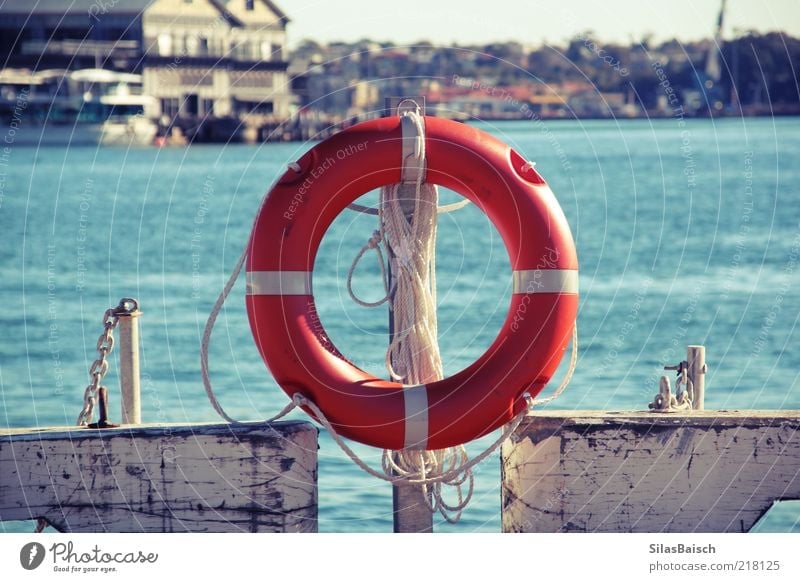 Sicher ist sicher Hafenstadt Schifffahrt Wasserfahrzeug Rettungsring Seil Kreis Sicherheit Farbfoto Außenaufnahme orange Anlegestelle