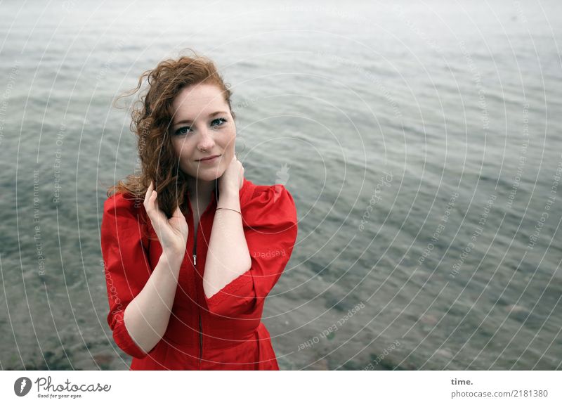 Nina feminin Frau Erwachsene 1 Mensch Wasser Wellen Küste Ostsee Kleid rothaarig langhaarig beobachten festhalten Blick stehen Freundlichkeit schön