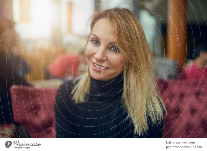 Attraktive Frau, die in einem Restaurant sitzt Glück Gesicht Business PDA Erwachsene 1 Mensch 30-45 Jahre Mode Schal blond Lächeln sitzen dünn attraktiv