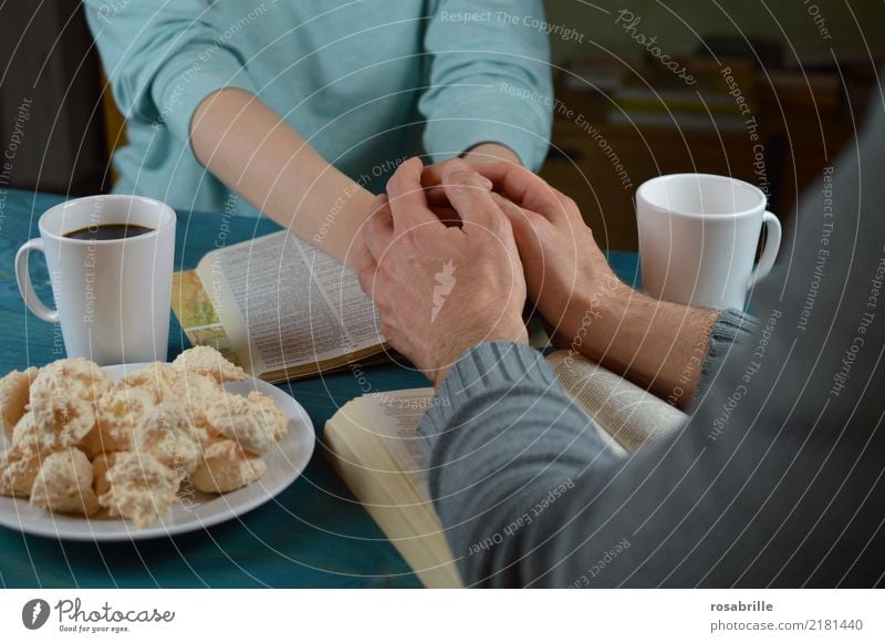 miteinander beten Mensch Frau Erwachsene Mann Hand Pullover Tisch Tasse Backwaren Kaffee berühren Zusammensein blau grau türkis Tugend Vertrauen Sicherheit
