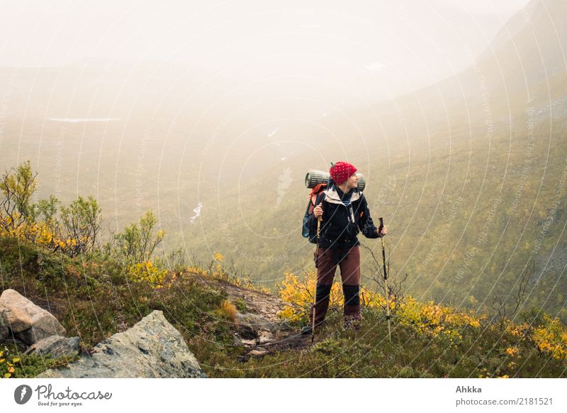 Wanderer am Rand eines steilen Hanges vor einem nebeligen Tal Aufstieg Pause halten schauen Kante zuversicht Nebel Dunst Perspektive wandern Berge u. Gebirge