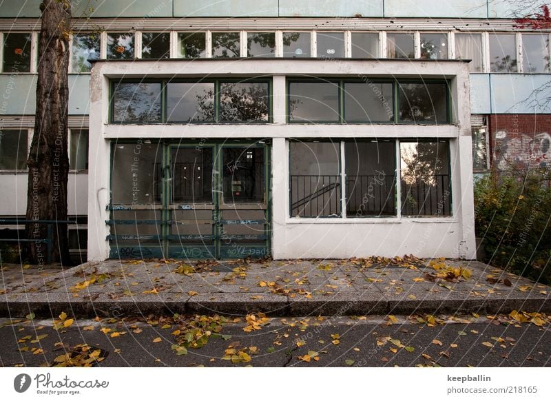 fh_003 Schulgebäude Schulhof Fassade dreckig kaputt trist Verfall Vergangenheit Farbfoto Außenaufnahme Menschenleer Dämmerung Totale Weitwinkel schäbig Eingang