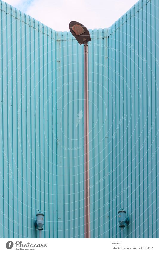 Laterne mit Profil Haus Gebäude Architektur Fassade authentisch außergewöhnlich eckig blau Blech Dinge Geografie Profilblechwand Renovierung Sanieren Wand