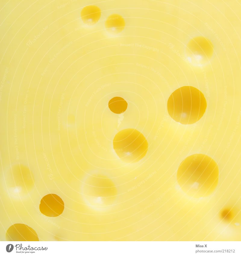 Löcher Lebensmittel Käse Milcherzeugnisse Ernährung Bioprodukte lecker gelb Emmentaler Käsescheibe Loch Blase rund stinkend Farbfoto mehrfarbig Nahaufnahme