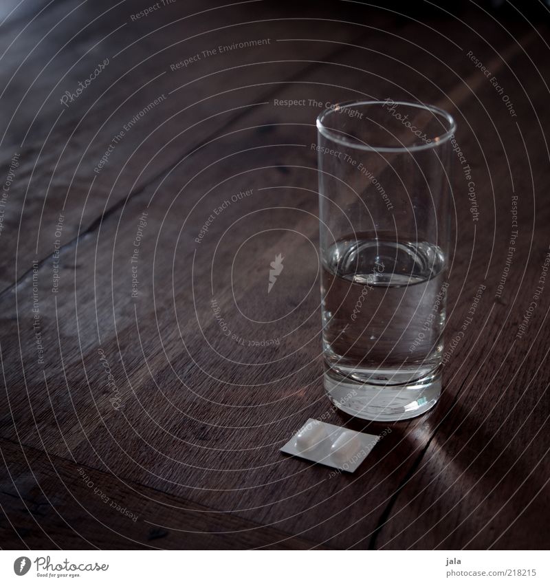 schmerz, laß nach! Getränk Trinkwasser Glas Tisch Holz Schmerz Tablette Wasser Farbfoto Gedeckte Farben Innenaufnahme Menschenleer Textfreiraum links