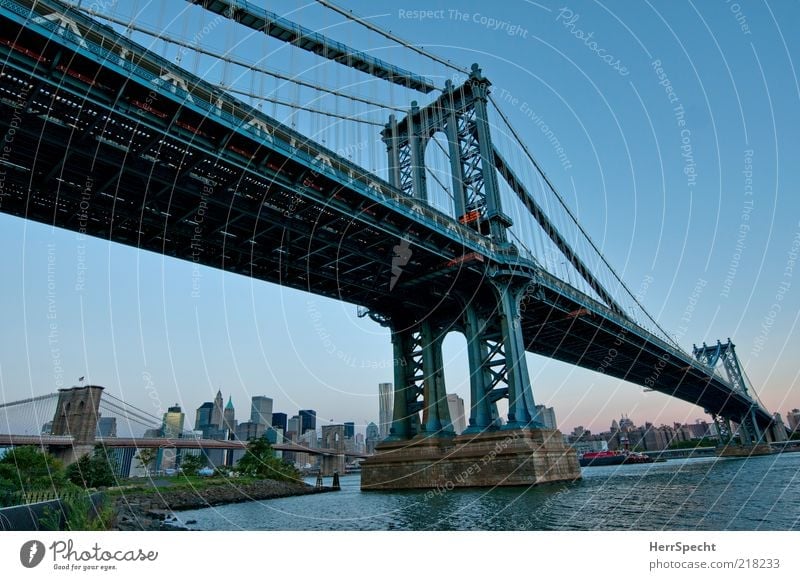 Manhattan Bridge New York City Brooklyn Hafenstadt Skyline Sehenswürdigkeit Wahrzeichen blau Brücke Brückenpfeiler Brückenkonstruktion Dämmerung Hängebrücke