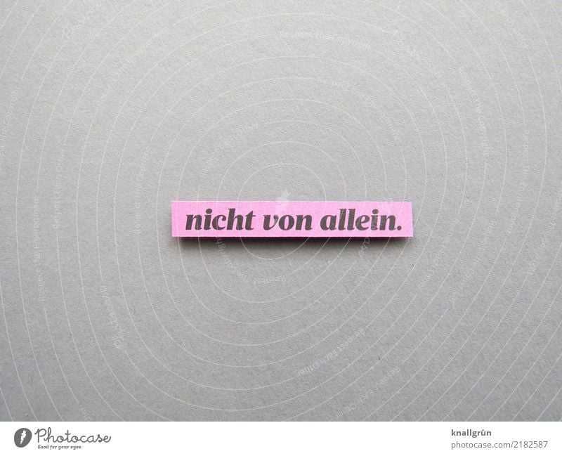 nicht von allein. Schriftzeichen Schilder & Markierungen Kommunizieren eckig grau rosa schwarz Gefühle Farbfoto Studioaufnahme Menschenleer Textfreiraum links