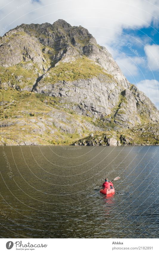 Knallrotes Boot auf Bergsee, Lofoten, Norwegen Wassersport 1 Mensch Natur Schönes Wetter Berge u. Gebirge See Schlauchboot frei glänzend groß beweglich Leben