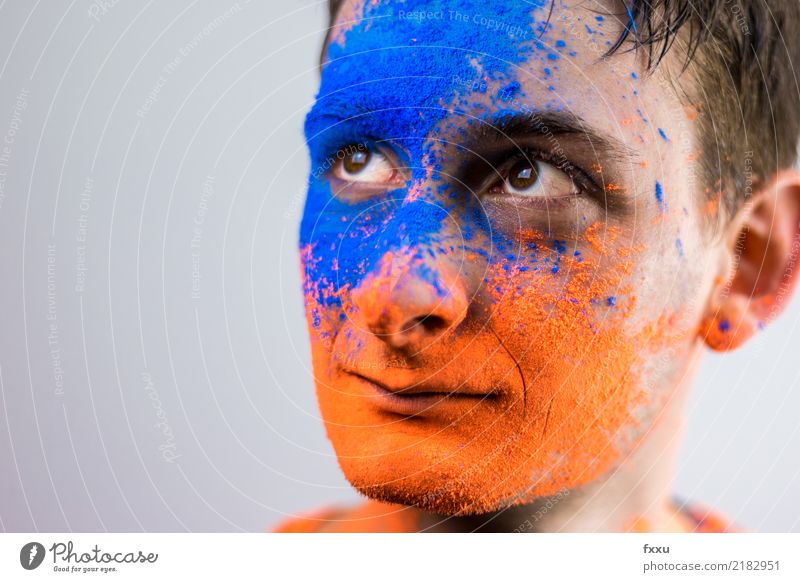 Mann mit Holi Pulver im Gesicht Jugendliche Holi Kino Farbe Farbstoff orange blau Schatten Feste & Feiern bemalt malen Blick die Fotokamera Perspektive