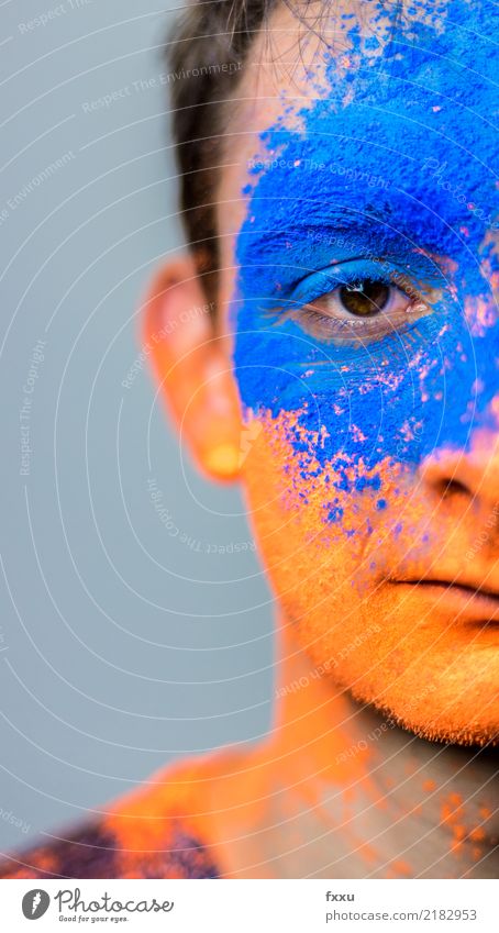 Junger Mann mit Farbe im Gesicht Jugendliche KinoPulverFarbeFarbstoffGesichtorangeblauSchattengruseligFeste & Feste & Feiern die