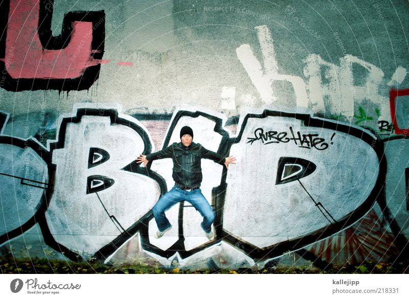 who´s bad? Mensch Mann Erwachsene Leben 1 30-45 Jahre Tanzen Tänzer Kultur Jugendkultur Subkultur Mauer Wand Jeanshose Jacke Leder Mütze Schriftzeichen Graffiti