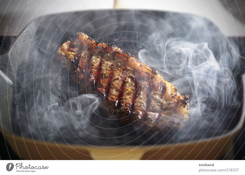 Steak Lebensmittel Fleisch Topf Besteck Fressen ästhetisch reich saftig Farbfoto Detailaufnahme Menschenleer Textfreiraum links Textfreiraum rechts