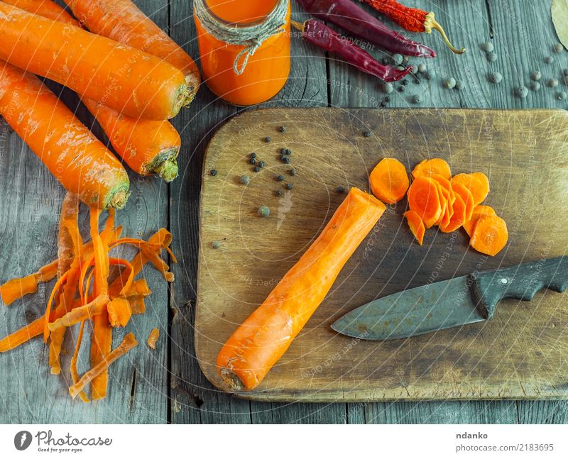 geschälte frische Karotten Gemüse Ernährung Vegetarische Ernährung Diät Saft Tisch Natur Dose Holz natürlich Möhre Hintergrund Lebensmittel Gesundheit orange