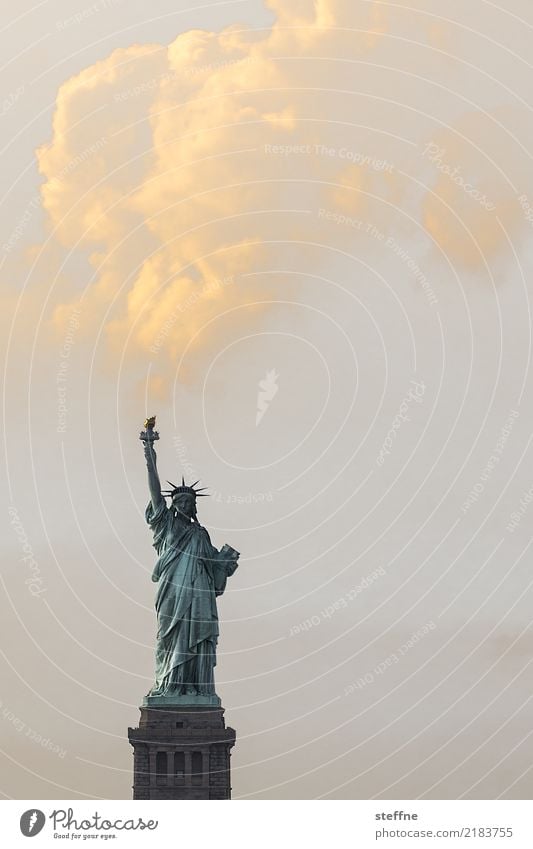Freiheit New York City USA Stadt Sehenswürdigkeit Wahrzeichen Freiheitsstatue Frieden Wolken Fackel Rauchwolke Farbfoto Außenaufnahme Menschenleer