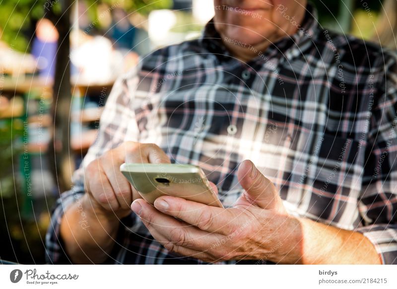 mit der Zeit gehen Leben PDA Fortschritt Zukunft Telekommunikation maskulin Männlicher Senior Mann Hand 1 Mensch 60 und älter Hemd berühren Kommunizieren
