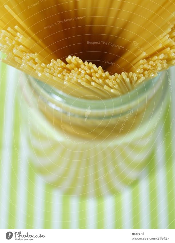Pasta Lebensmittel Ernährung Mittagessen Abendessen gelb grün Spaghetti kochen & garen Perspektive Nudeln Glas lecker Farbfoto Innenaufnahme Menschenleer