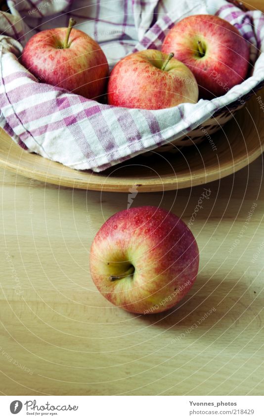 An apple a day Lebensmittel Frucht Apfel Ernährung Bioprodukte Vegetarische Ernährung Diät Slowfood Schalen & Schüsseln frisch Gesundheit gelb gold rot Handtuch