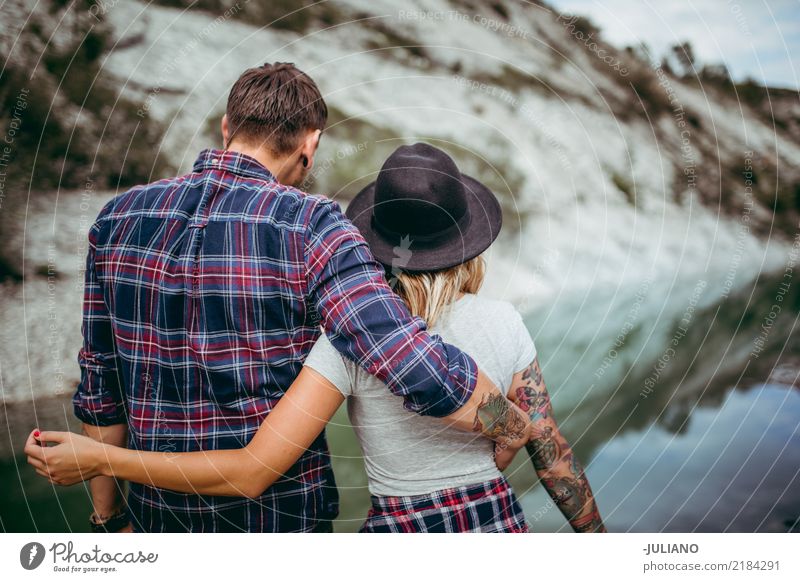 Wandern von Paaren, die See betrachten Lifestyle Freizeit & Hobby Ferien & Urlaub & Reisen Berge u. Gebirge wandern Mensch Partner 2 18-30 Jahre Jugendliche