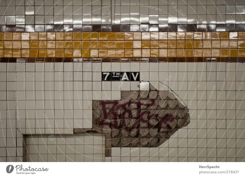 Brooklyn Underground New York City Mauer Wand Verkehrswege Öffentlicher Personennahverkehr U-Bahn kaputt gelb rot weiß Haltestelle Avenue Fliesen u. Kacheln
