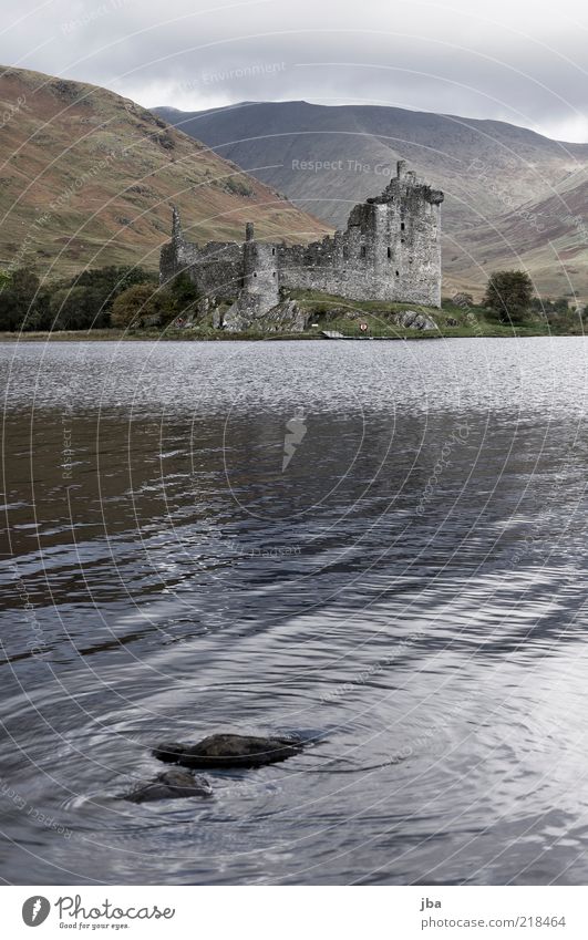 ... wirklich vorbei! Ferien & Urlaub & Reisen Ausflug Ferne Freiheit Wellen Natur Wasser Wolken Herbst Regen Hügel Seeufer Schottland Ruine alt authentisch