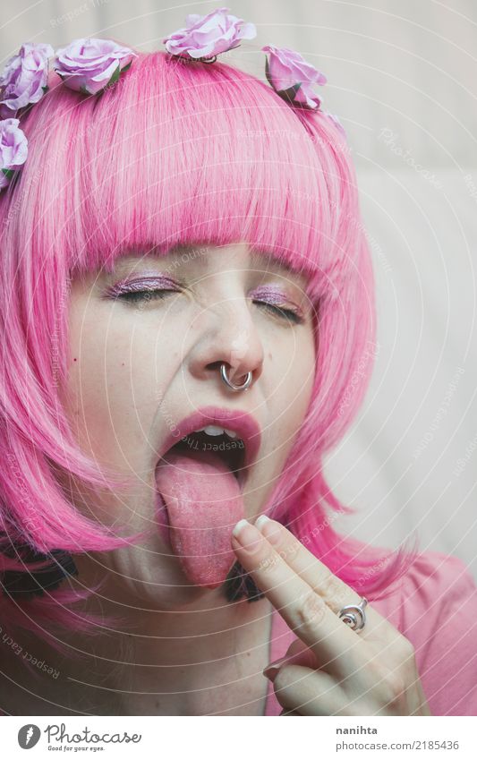 Junge Frau mit dem rosa Haar, das heraus ihre Zunge haftet schön Gesicht Schminke Mensch feminin Jugendliche 1 18-30 Jahre Erwachsene Kunst Jugendkultur Rose