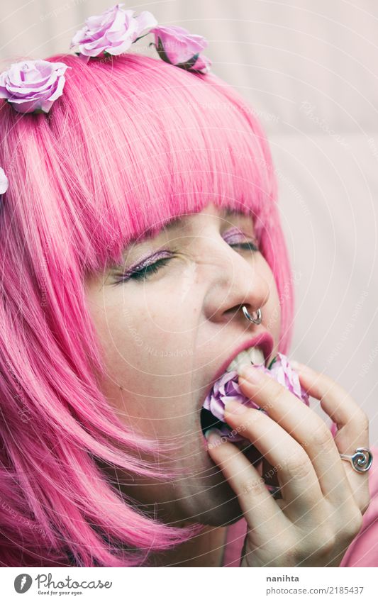 Junge Frau mit rosa Haaren isst Blumen Ernährung Essen Lifestyle Haut Gesicht Gesundheit Alternativmedizin Übergewicht Rauschmittel Mensch feminin Jugendliche 1