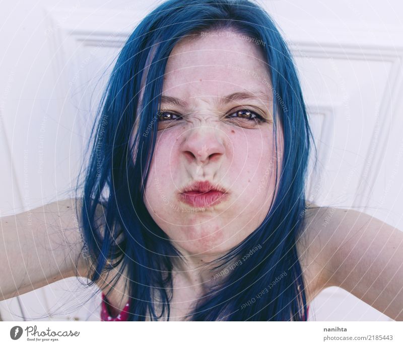 Junge böse Frau mit blauen Haaren Lifestyle Haut Gesicht Sommersprossen Mensch feminin Junge Frau Jugendliche 1 18-30 Jahre Erwachsene Haare & Frisuren