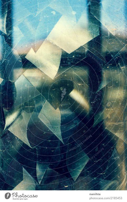 Metallischer abstrakter Hintergrund Glas Kristalle alt dreckig dunkel hell blau gelb schwarz chaotisch Dekadenz Farbe Kreativität Rätsel Surrealismus