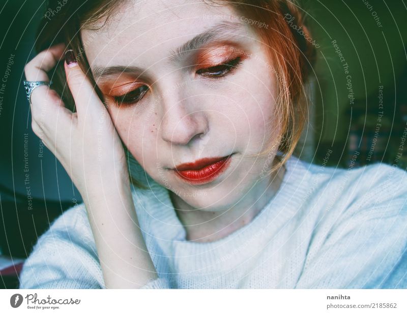 Portrait einer netten jungen Frau Lifestyle schön Gesicht Schminke Mensch feminin Junge Frau Jugendliche 1 18-30 Jahre Erwachsene Pullover Ring rothaarig