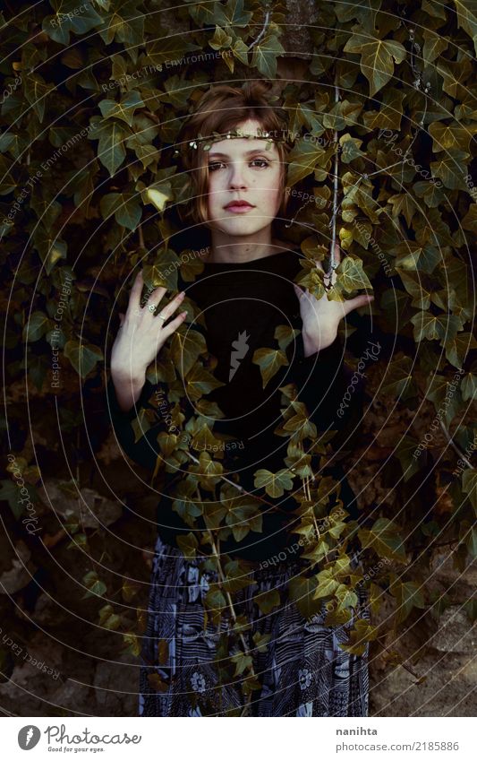 Junge Frau von einem Efeu bedeckt Mensch feminin Jugendliche 1 18-30 Jahre Erwachsene Kunst Künstler Kunstwerk Umwelt Natur Pflanze Frühling Herbst Blatt