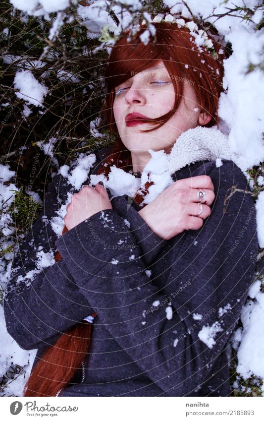 Junge Frau, die im Schnee schläft Mensch feminin Jugendliche 1 18-30 Jahre Erwachsene Umwelt Natur Winter Klima Klimawandel Wetter schlechtes Wetter Schneefall