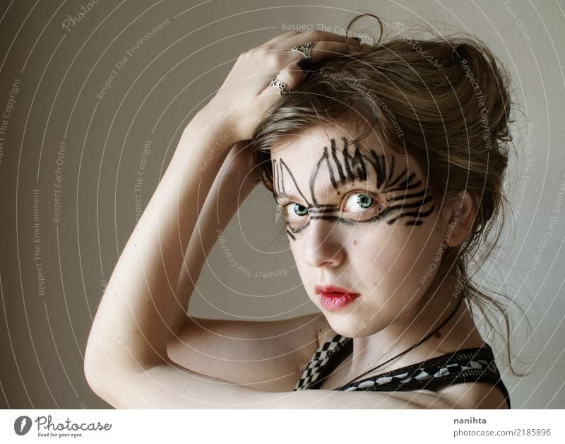 Junge Frau mit merkwürdigen bilden elegant Stil exotisch schön Haut Gesicht Schminke Mensch feminin Jugendliche 1 18-30 Jahre Erwachsene Kunst Künstler Kultur
