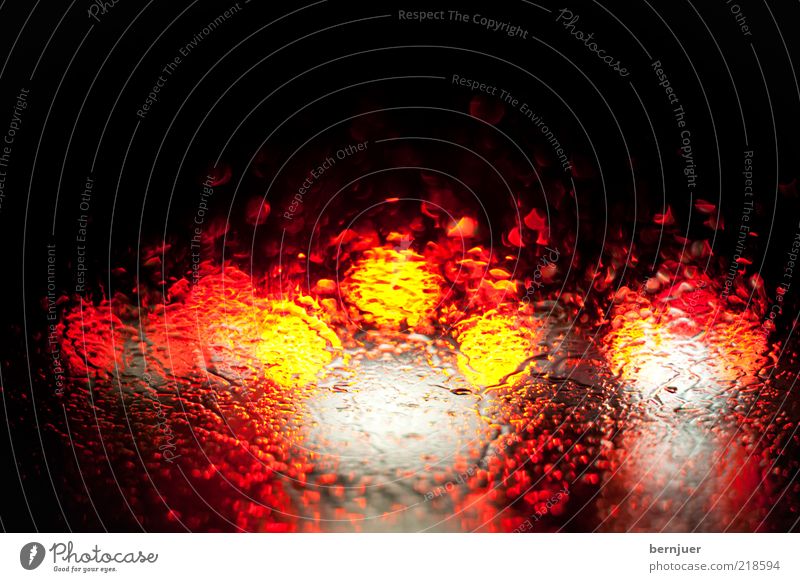 blurry vision Verkehrsstau Regen Regenwasser Wassertropfen Tropfen Windschutzscheibe Fensterscheibe Bremslicht Autobahn abstrakt stehen KFZ rot gelb Rücklicht