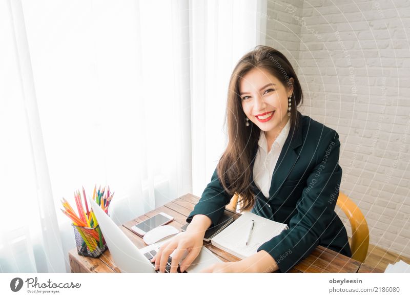 Eine Geschäftsfrau, die an dem Laptop arbeitet Lifestyle Design schön Schreibtisch Arbeit & Erwerbstätigkeit Beruf Büro Business Telefon Computer Notebook