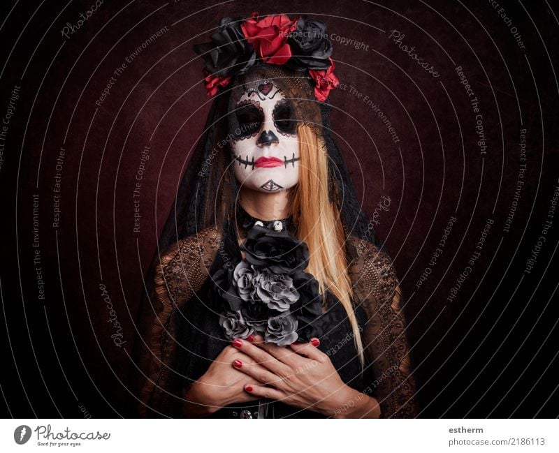 junge Frau im Halloween-Kostüm Mensch feminin Junge Frau Jugendliche Erwachsene 1 30-45 Jahre Bewegung Feste & Feiern dunkel fantastisch gruselig schön niedlich