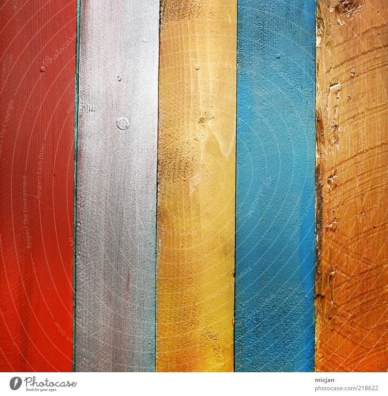 Wooden | Vertical Rainbow Holz Farbe Holzbrett Bretterzaun Material Zaun Wand vertikal 5 rot weiß gelb blau braun grau regenbogenfarben Linie parallel gerade
